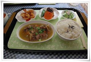 套餐的主餐部分包括三樣小菜和一樣肉品
