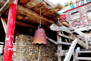 這是船屋民宿附設寺廟藝術咖啡廳樓梯下的"門鈴"
