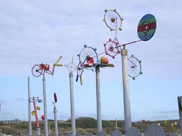 這幾張照片去2004年農曆除夕傍晚去拍的，當時季風大作，風車叮叮咚咚地響鬧著，好像放鞭炮