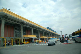 松山機場的外面道路