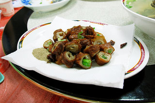 九轉肥腸，脆脆的肥腸沾上胡椒粉