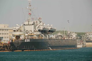 這裡可以看到現在還在這裡的海軍還有軍艦