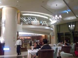 附圖1-挑高設計的用餐空間