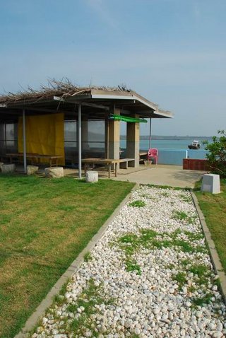 結束海上平台釣魚體驗後會回到這裡烤牡蠣吃到飽