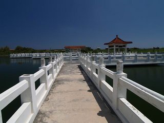 照片中曲橋的盡頭處就是賞鳥亭，站長喜歡下午到亭內躺在石椅上頭睡個午覺