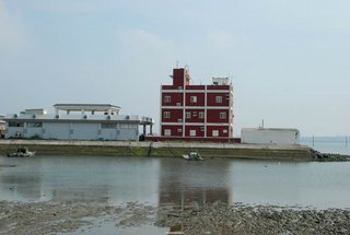 紅色建築為菜園魚駐所，檢查出入漁船