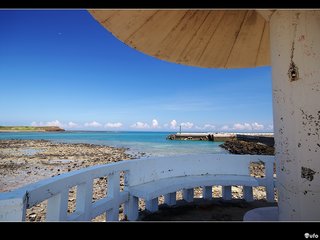 雙曲橋突入海中的小亭可以在夏日遮陽