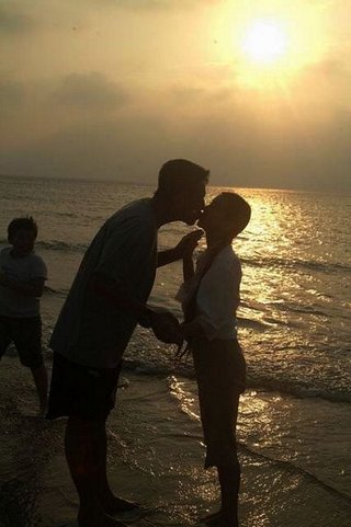 夕陽下浪漫之吻。