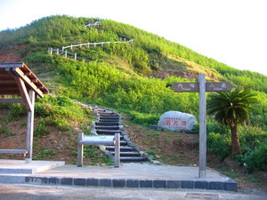 赤馬五孔頂砲台所在的山頭，不要看照片以為矮矮地，夏天爬上山頭也是會兩腿發麻