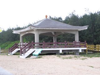 隘門沙灘一步一腳印擴充腹地設施，照片中的觀海亭則是隘門沙灘涼亭的始祖