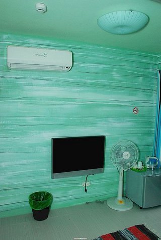 室內擺設的電視