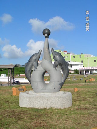 兩隻海豚戲球，天真無邪的童真，澎湖其實並沒有很多海豚，為什麼很喜歡以海豚圖騰象徵澎湖，站長也覺得納悶