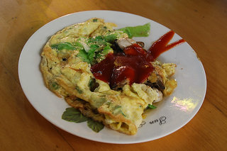 馬路益燒肉飯獨特的蚵仔煎，煎蛋包著大量的牡蠣，很棒