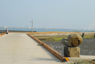 石泉海堤一直延伸入內海