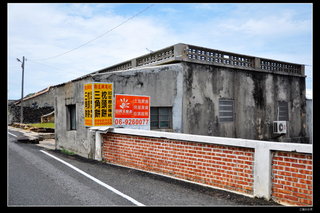2009以前的枕頭餅並沒有招牌，自從網站介紹之後，湧入大量的遊客購買與詢問，老闆新製作了一個招牌，方便大家辨認!