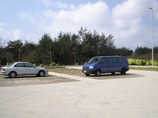 隘門沙灘入口處的停車場