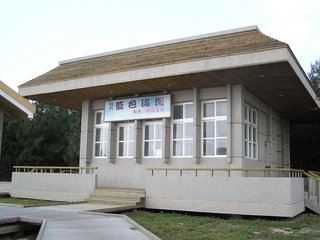 隨著遊客的湧入與知名度提升，夏季的隘門沙灘也有了沙灘咖啡區