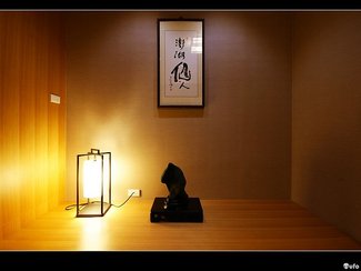 日式套房牆壁上掛著幾幅書法作品，增添東洋逸趣