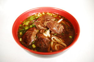 美東芳牛肉麵可謂為道地四川牛肉麵