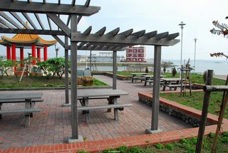 小公園有木亭及木桌椅可以休息