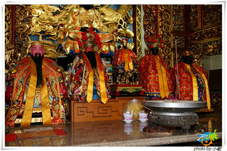 西文祖師廟-開基清水祖師(中)、清水二祖師(右一)、清水三祖師(右二)，玄天上帝(左一)、文昌帝君(左二)