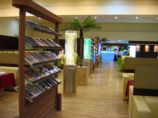 走道上擺著各式雜誌供人閱覽