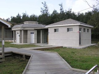 隘門沙灘的公共廁所以及簡易的淋浴設施