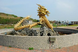 用牡蠣片跟玄武岩拼貼的牡蠣飛龍