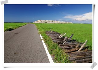 二崁草原面向馬公方向，坐在草地上隔著澎湖內海，剛好可以遠眺馬公市景