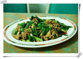 炒羊肉，使用芥藍菜搭配羊肉下去炒，不僅羊肉鮮嫩多汁，那香味還會讓人口水直流！