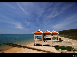 橫礁沙灘的地標：看海亭