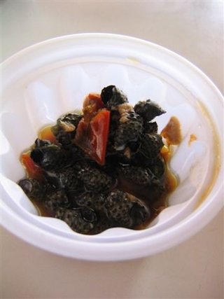 阿虹也有賣燒酒螺，瞧瞧這燒酒螺，每一顆都體積龐大，不用擔心吸不出螺肉來
