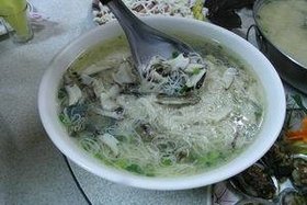 七美地區另種普遍的煮法：九孔麵線！因為七美地區盛產九孔