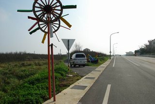 跟著這車子進入的方向就是往風之徑船屋民宿
