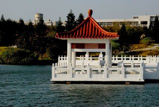 九曲橋上的涼亭