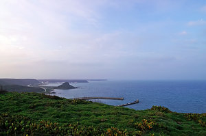 東台古堡的山頭上遠眺牛心山，望過去就是西嶼濱海公路
