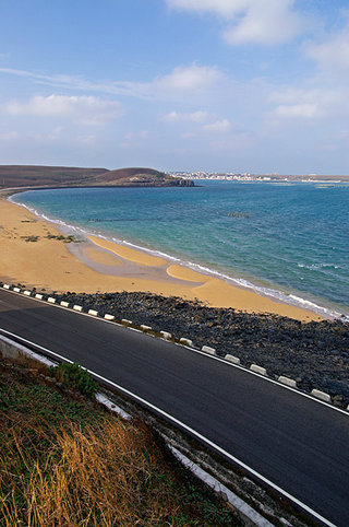 西嶼濱海公路的竹灣段頗有蘇花公路的味道，當退潮裸露出沙灘時更佳風采迷人