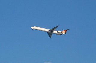 低空飛過的飛機