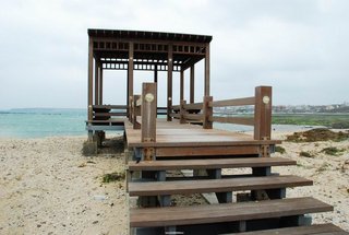 雙曲橋沙灘旁的木亭子