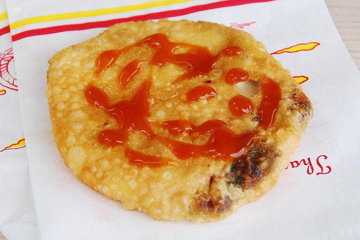 肉餅沾點醬料，更添風味