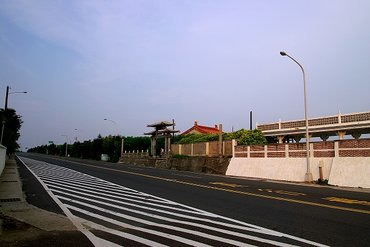 後寮往跨海大橋方向的馬路，照片正上方就是望海亭，這是後備軍人籌建