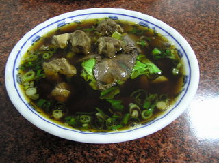 美食小吃部的牛肉麵是由牛腩與牛筋片搭配熬煮，湯頭牛肉香氣濃郁