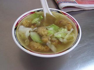 幾片高麗菜清羹湯，湯頭講求甘甜的口感，整碗的秘密就在土魠魚塊那麵衣的香料調配