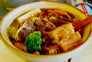 大塊排骨熬煮的馬來肉骨茶鍋