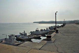 石泉海堤成排的小漁船