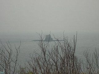 離開村落，從好漢坡上、穿過銀合歡往海上望，看著這個「禮帽」似的小島，想著剛剛拜訪過的兩戶人家，一種在莫名的孤寂感油然而生。是以，我對西嶼坪的這些住民，有著一種難以言喻的敬意與好奇：到底，而五個人住在一座島上的滋味是如何？會怎麼看待人群？對於眾人之事有什麼樣的距離感？.........還來不及想出個答案，就得趕下山去搭船，很快的又回到「人間」～