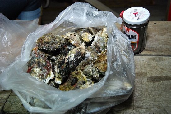 一大包的牡蠣，牡蠣都很肥美，不過烤牡蠣需要技巧，不然不是乾掉就是不熟
