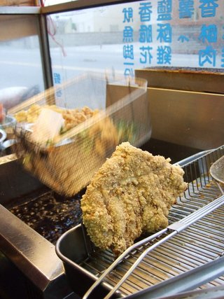 剛炸好的”雞排”和正在瀝油的”魷魚頭