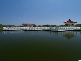 雙湖園九曲橋全景，好強的偏光鏡啊，這裡的湖水其實沒有那麼藍啦