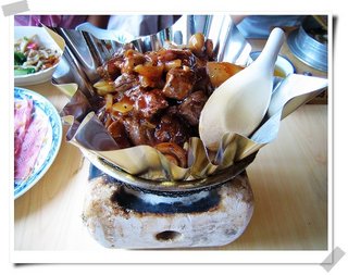 奶油雞肉燒以蔥菇青菜加上滑嫩的雞肉燉煮，雞肉口感嫩而有彈性，適合下飯
